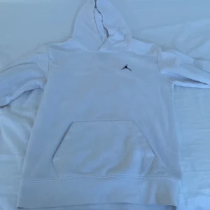 Jordan hoodie - Använd ungefär 10 gånger fint skick fast lite nopprig är den