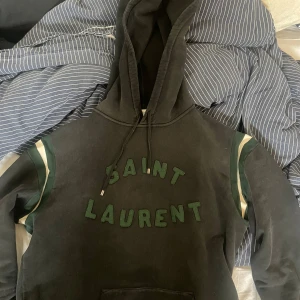 Saint Laurent hoodie  - Säljer den då jag tröttnat på den, den är i bra skick och köpt på Vestaire, hoodien såldes 2022 och säljs inte längre.