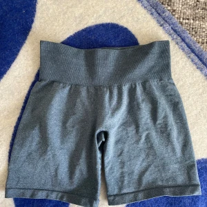NVGTN shorts - Säljer mina supersnygga och stretchiga nvgtn shorts nu då de inte kommer till användning. I mycket fint skick utöver det som syns på 4 bilden, påverkar inte användningen och har inte tappat formen i midjan!!