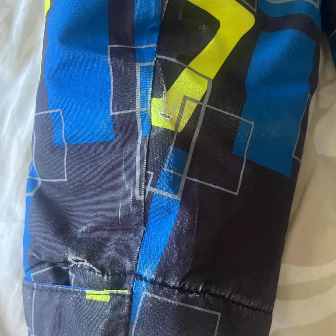 Blå och svart jacka med geometriskt mönster - 90