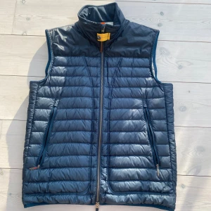 Parajumper väst - Tja Säljer nu min parajumper väst. Väldigt bra skick, som ny. Inga skador på den. Storlek M Skriv om ni har några frågor.