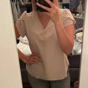 T-shirt - Säljer nu denna finna t-shirten då den ej kommer till användning längre. Endast använd ett fåtal gånger så den är i fint skick. Köparen står för frakten🥰