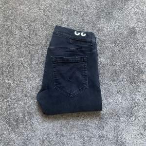 Ett par feta Dondup jeans i modell George. Skick 9/10. Storlek 32. Nypris 3800kr, mitt pris 1049. Pris går att diskutera! Skriv vid minsta fundering!😁