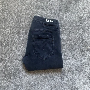 Dondup George - Ett par feta Dondup jeans i modell George. Skick 9/10. Storlek 32. Nypris 3800kr, mitt pris 1049. Pris går att diskutera! Skriv vid minsta fundering!😁
