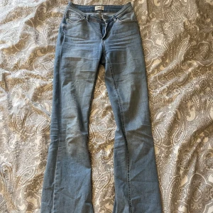 Low waist bootcut jeans - Låga bootcut jeans storlek s/34 tror dom menar S i midja och 34 lång, jeansen är otroligt långa och älskar dom för de, men tyvär för små i midjan för mig.