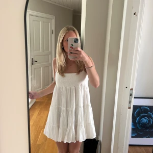 Zara klänning  - Superfin sommarklänning från zara som är i nyskick!💕