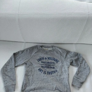 Zadig&Voltaire tröja - Färg: Grå med blå text Storlek: 16 barn ( passar S/XS ) Nyskick, tvättas innan köp! 