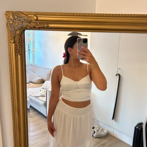 Vit topp - Vit topp i blank textil✨ Från New Yorker i st S🤍