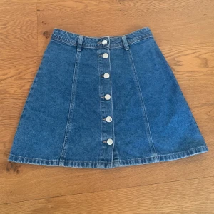 Jeanskjol - Jättefin jeanskjol från hm💕 köptes second hand men använd ca 2 ggr💕