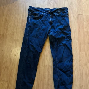 Blend Jeans - W 30 / L 32 Sitter som slim men har en bra stretch i dem. Ja som har 36/30  får lätt på dem och kan knäppa. Täcken på användning samt skrynkliga eftersom de har inte använts på länge. men överlag så är det i bra skick. Stryker givetvis dem vid affär.