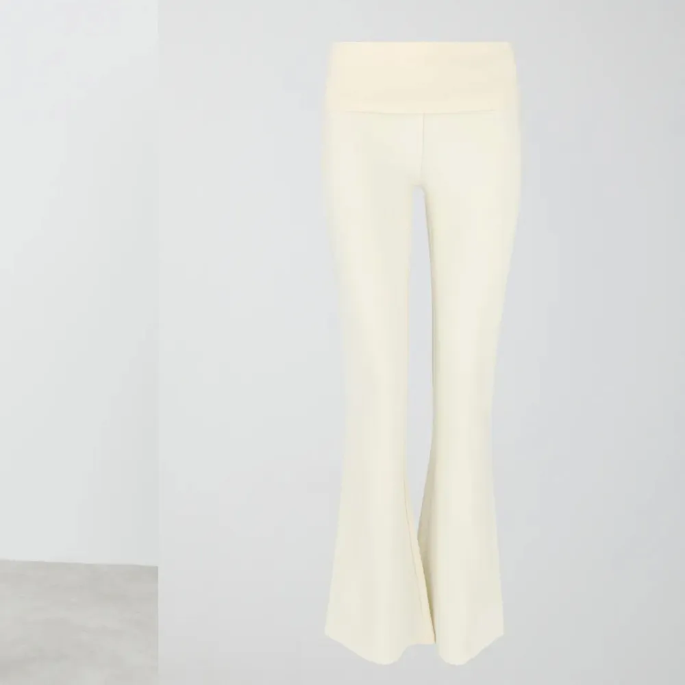 Säljer dessa otroligt snygga cream vita low waist pants ifrån Gina tricot. Byxorna är aldrig använda, endast testade. Dock sitter ej prislappen kvar då jag trodde jag vill ha det, men ångrade mig sedan. . Jeans & Byxor.