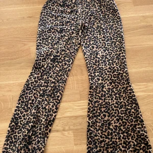 Leopardmönstrade byxor från Lindex - Ett par leopardmönstrade byxor från Lindex i storlek EUR 170. Byxorna har ett brett ben och är tillverkade i ett mjukt material.