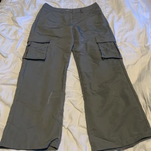 Parachute pants/ cargo byxor (strlk 38) - Tunna cargo byxor med ledig passform. Oanvända.  Jag är 177cm lång