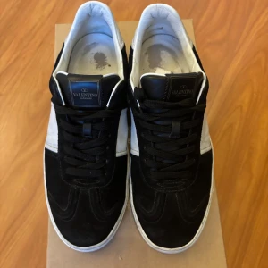 Valentinos flycrew  - Valentino flycrews, i ett bra helt ok skick mycket kvar att ge, saknas 1 nit på högra och 3 nitar på vänstra skon. Priset på skorna är inte hugget i sten och diskuterbart. Skriv vid frågor eller funderingar 