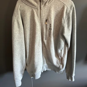 Sail racing hoodie - Säljer nu denna feta Sail racing Zip Hoodien. Tröjan är nästan helt oanvänd, Skick 9,5/10. Nypris på tröjan är ca 1500kr. Skriv om ni vill ha fler bilder eller vid minsta fundering!
