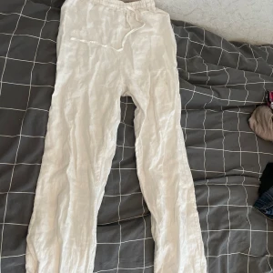 Linnebyxor - Hej jag säljer mina vita linnebyxor då dom tyvärr blivit för små på mej. De är från Design By Si  i storlek xs. Jättefina och inte genomskinliga. 