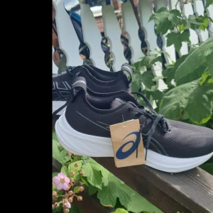 Asics gel nimbus 26 - Asics gel nimbus 26 Oanvända storlek 45 = 44,5 Den nya modellen Mkt bra löparsko Med mycket dämpning