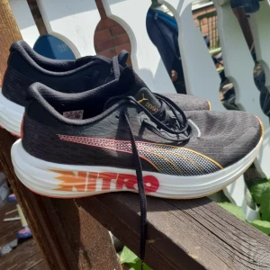Puma deviate nitro 2 - Använda 3 pass Storlek 45 Snabba skor med mkt dämpning och carbonplate i mellansulan