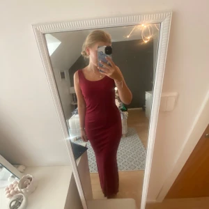Klänning - Röd lång klänning  Från Gina tricot  Strlk s Bra skick  För referens är jag mellan 160-165 cm
