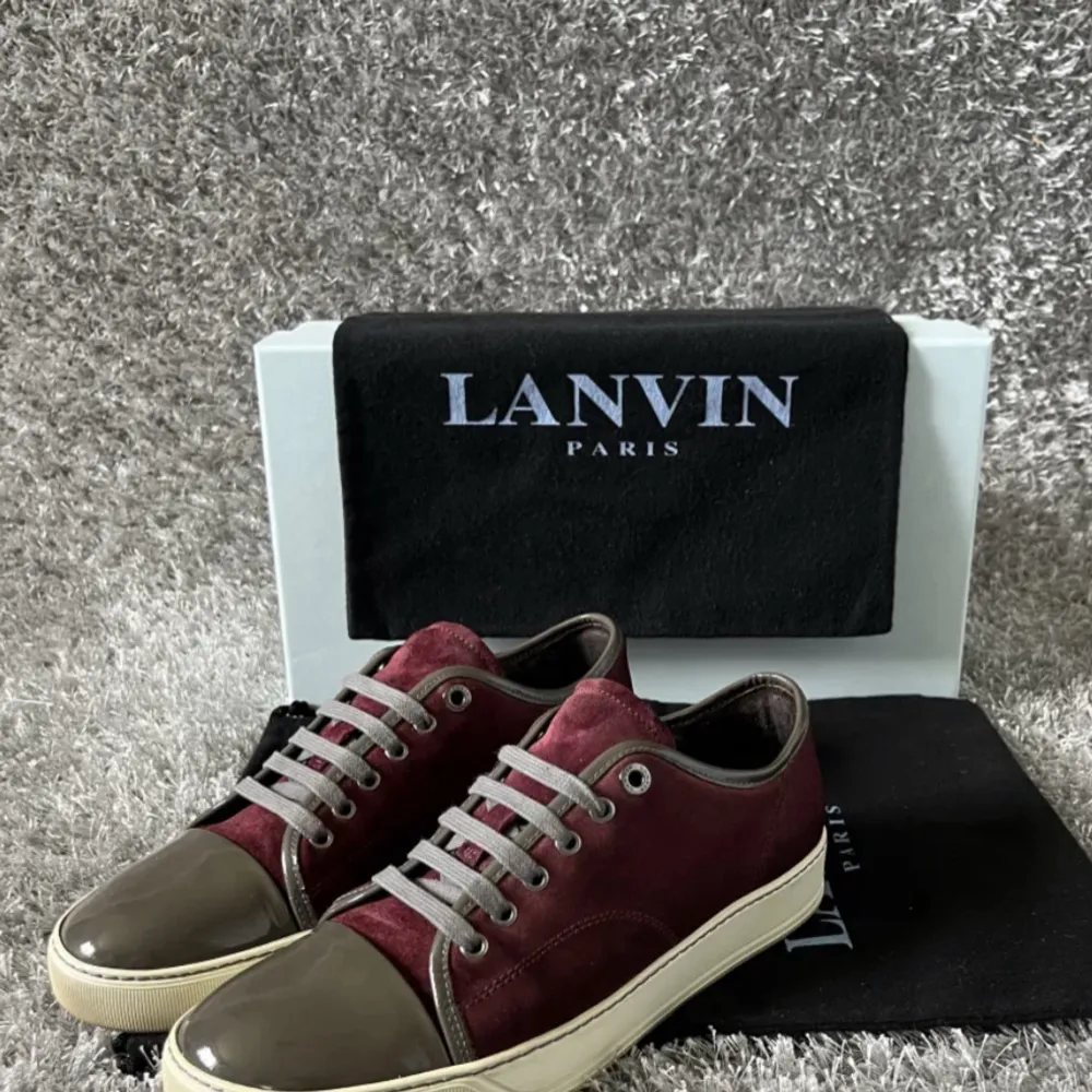 Tjenare, säljer nu mina lanvin skor som är i riktigt bra skick och har inga skador eller defekter, nypris på dessa ligger på 4999 kr    Mitt pris 1900 kr  Kontakta för fler frågor eller bilder. Skor.