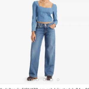 Levis super low - Säljer mina fina lågmidjade Levis jeans! Fått lite slitningar längst ner men syns väldigt lite! Super fina och jättesköna men passar inte mig längre. Storlek 30! Köpta för ca 850 kr!  