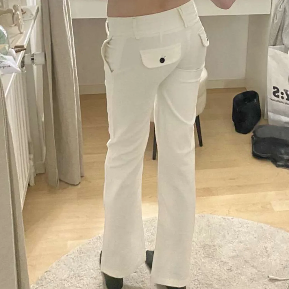 Säljer mina favorit byxor då dem tyvärr blivit försmå☹️, sitter helt perfekt på kroppen och dem är väldigt bekväma, materialet är denim❤️köpta på zara för flera år sedan, de är i superfint skick . Farkut & Housut.
