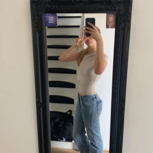 Bootcut jeans - Väldigt snygga jeans. Nästan lågmidjad men inte mycket Säljer för de inte är min stil riktigt inga fel på de