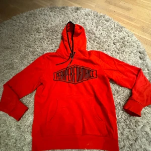 Peak Performance hoodie - Röd Peak Performance hoodie, sitter riktigt bra. Skick 8/10. Nypris 749:-