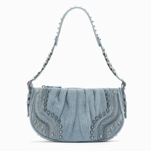 Jeansväska zara  - Supersnygg axelväska från Zara! Helt oanvänd, säljer då den inte kommer till användning 🩵skriv privat för egna bilder!