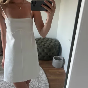 Vit klänning  - Super gullig klänning från zara, fint skick 