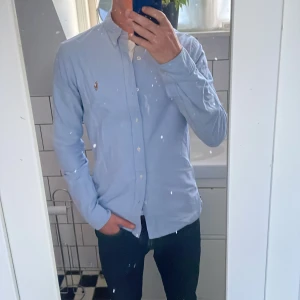 Ralph Lauren Skjorta - Ljusblå skjorta från Polo Ralph Lauren i mycket bra skick, inget tecken på användning. Det är slimfit och storlek S