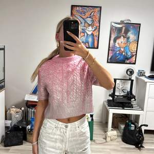 Säljer denna stickade metallic tshirt från zara, använd en gång.