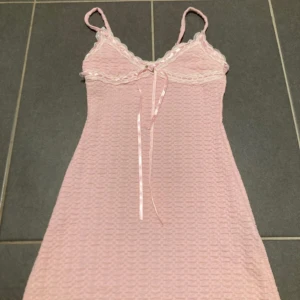 Klänning  - En klänning från shein, lite trasig som man kan se på bilden annars är den brs. Storlek xs 😊kan ske genom Plick köp eller Swish 