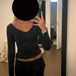 svart långarmad tröja  - säljer min svarta långärmade tröja. jätteskönt material och använd 1 gång. Från Nelly i storlek S💞
