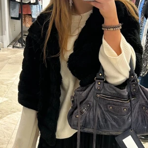 Pälsjacka  - Superfin fluffig ”päls”jacka med 2/3 ärmar. Fixar fler bilder snart! Perfekt inför höst 