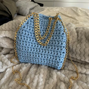 Virkad väska - Stella McCartney liknande väska jag virkat själv ”Sky blue” med guldiga aliminum reglerade kedjor  25x25 cm