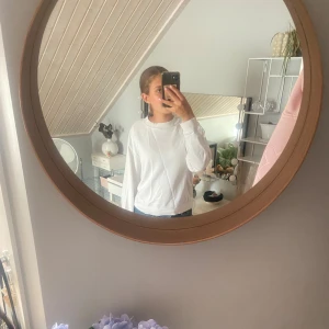 Vit sweatshirt  - Säljer nu denna snygga basic sweatshirten från monki i storlek S! Varan är i fint skick! 