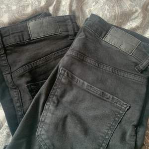 Säljer två stycken bootcut jeans från gina tricot ena är använd fåtal gånger, medans andra paret knappast e använt. Jeansen är i bra skick och båda är i xs, säljer båda för 100❤️