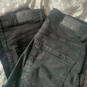 Bootcut jeans - Säljer två stycken bootcut jeans från gina tricot ena är använd fåtal gånger, medans andra paret knappast e använt. Jeansen är i bra skick och båda är i xs, säljer båda för 100❤️