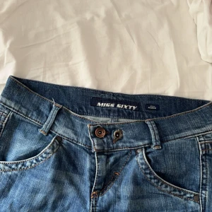 Vintage lowaist jeans - Väldigt lågmidjade jeans från Italien, raka, storlek 28 