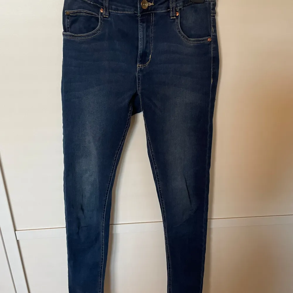 Ett par blåa skinny jeans ifrån Kappahl i storlek 164, dom är i bra skick, går även att justera i midjan! Skriv om ni vill ha fler bilder eller om ni har frågor. Jeans & Byxor.