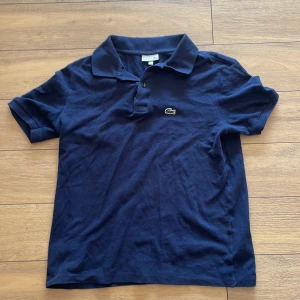 Lacoste pike - Fett snygg Lacoste pike. Inga skador eller något skick 9/10 Passar som xs 