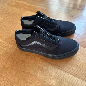 Vans skor - Svarta Vans skor i mycket bra skick. Endast använda en gång. Saknar originalbox. Storlek: 39 Skriv vid minsta fundering!