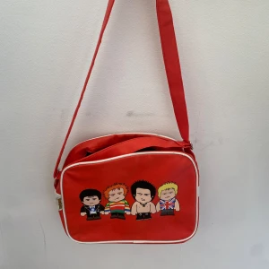 Rödorange väska  - Super cool rödorange crossbody bag, säljer då den inte är min stil längre. Mycket bra skick, skriv för mått. 