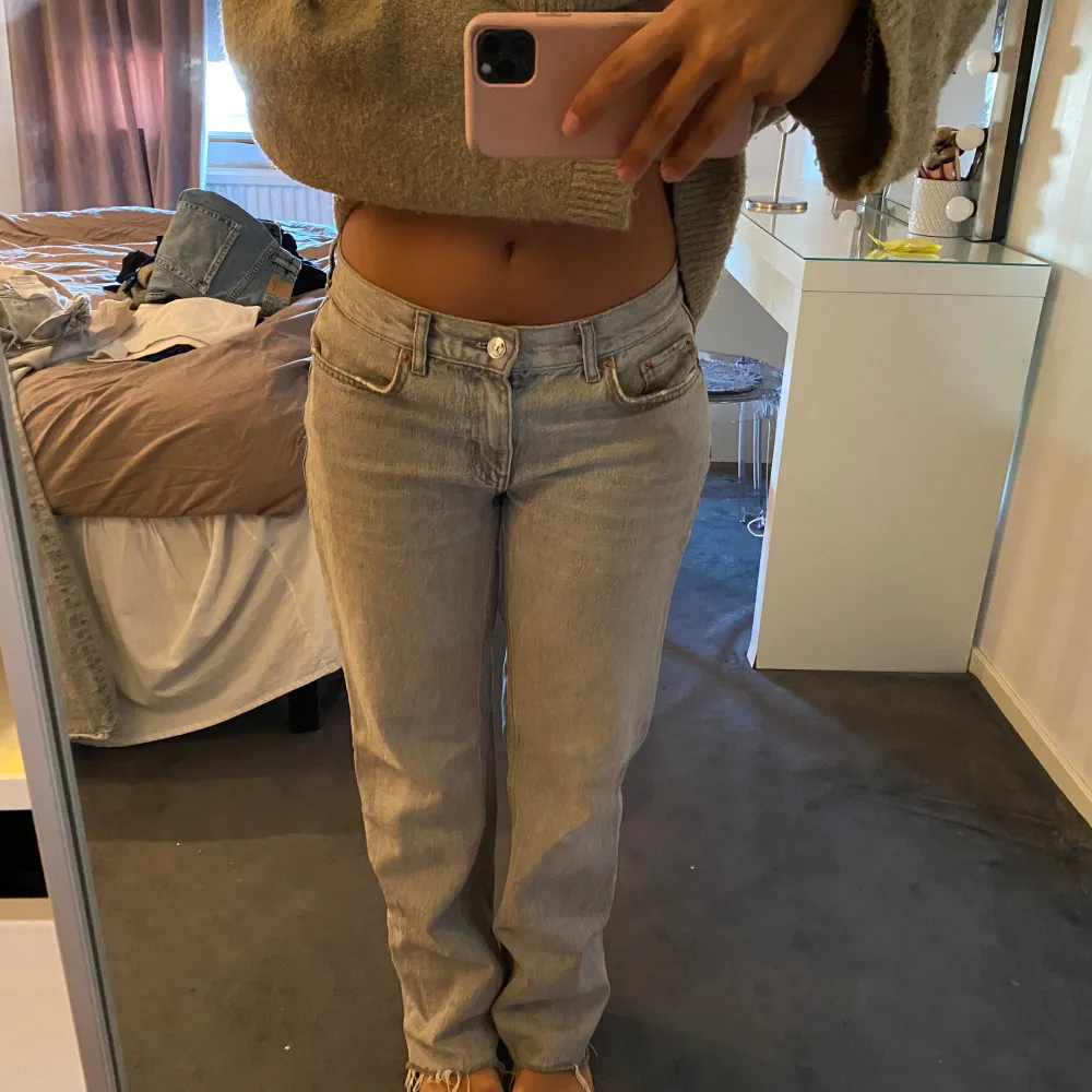 Snygga lågmidjade jeans från gina tricot, dom är klippta men sitter bra på mig som är 156 cm lång💕. Jeans & Byxor.