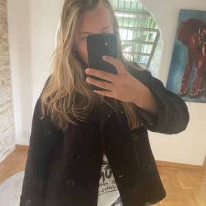 Design by si kappa - Säljer min design by si kappa då jag inte använder den så mycket längre, den är i bra skick förutom att den har ett hål i armen som gör den lite jobbig att ta på sig men inget som syns när man har den på sig.💕 