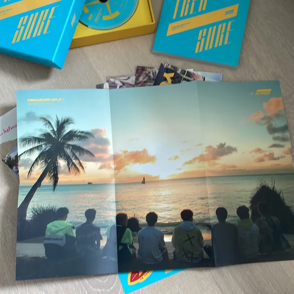 Säljer detta ateez album med poster. Det saknas ett photocard annars är det komplett. Övrigt.