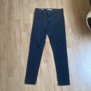 Svart Levi’s jeans - W28/L30