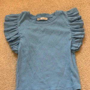 Topp💕 - Säljer en jätte gullig topp i storlek ”s” men den passar även ”xs” och ”xxs” o den är ifrån Zara. Använd ett par gånger men är som ny! Om du är intresserad av att köpa den skriv till mig först!💕