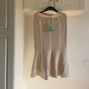 Stickad kjol NA-KD M - Storlek M stickad kjol pris 299kr  Oanvänd från NA-KD